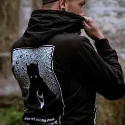 Jak ściągnąć naklejkę z bluzy? Bezpieczne metody krok po kroku