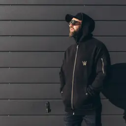 Kurtka do bluzy z kapturem: mistrzowskie stylizacje na każdą pogodę